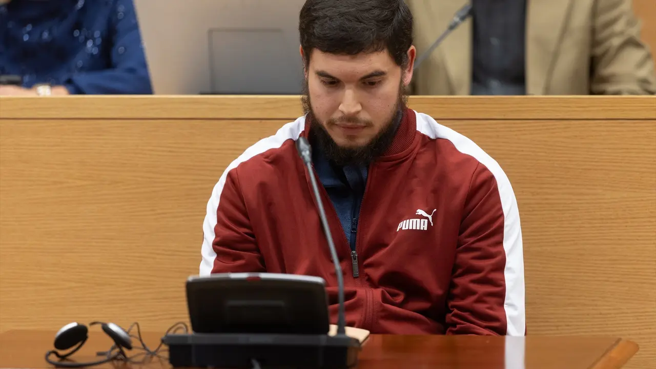 El condenado por los ataques terroristas del 17A, Mohamed Houli Chemlal, comparece en la Comisi&oacute;n de Investigaci&oacute;n. / Eduardo Parra