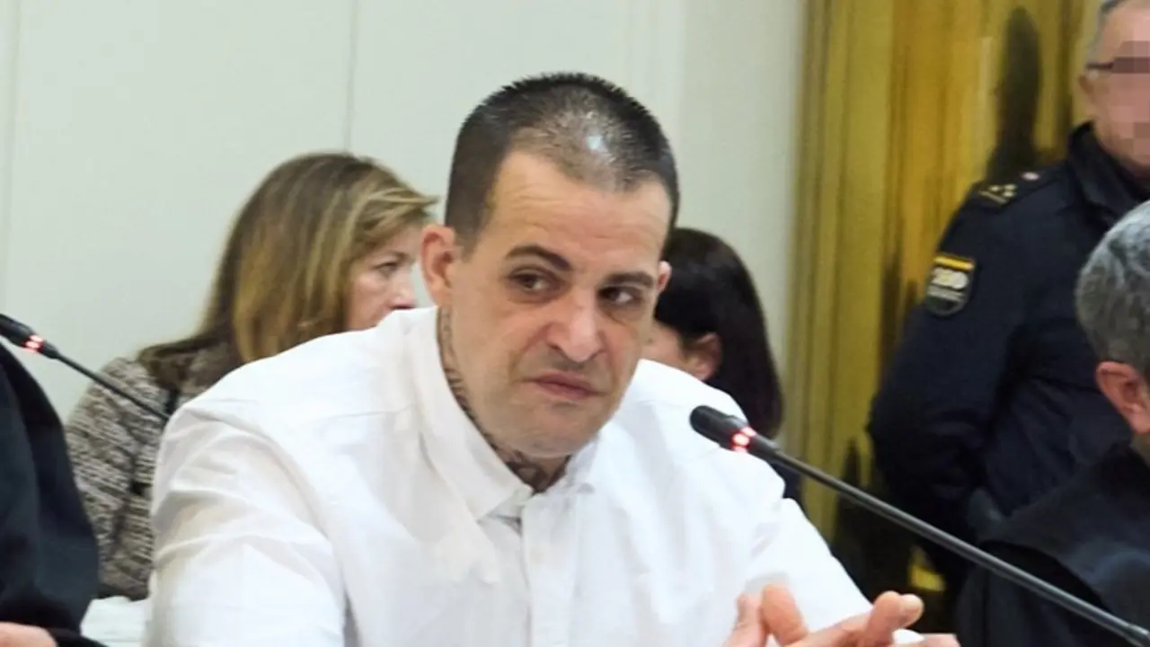 El acusado durante el juicio por matar a su pareja y beb&eacute; en Lia&ntilde;os de Villaescusa. / Juanma Serrano