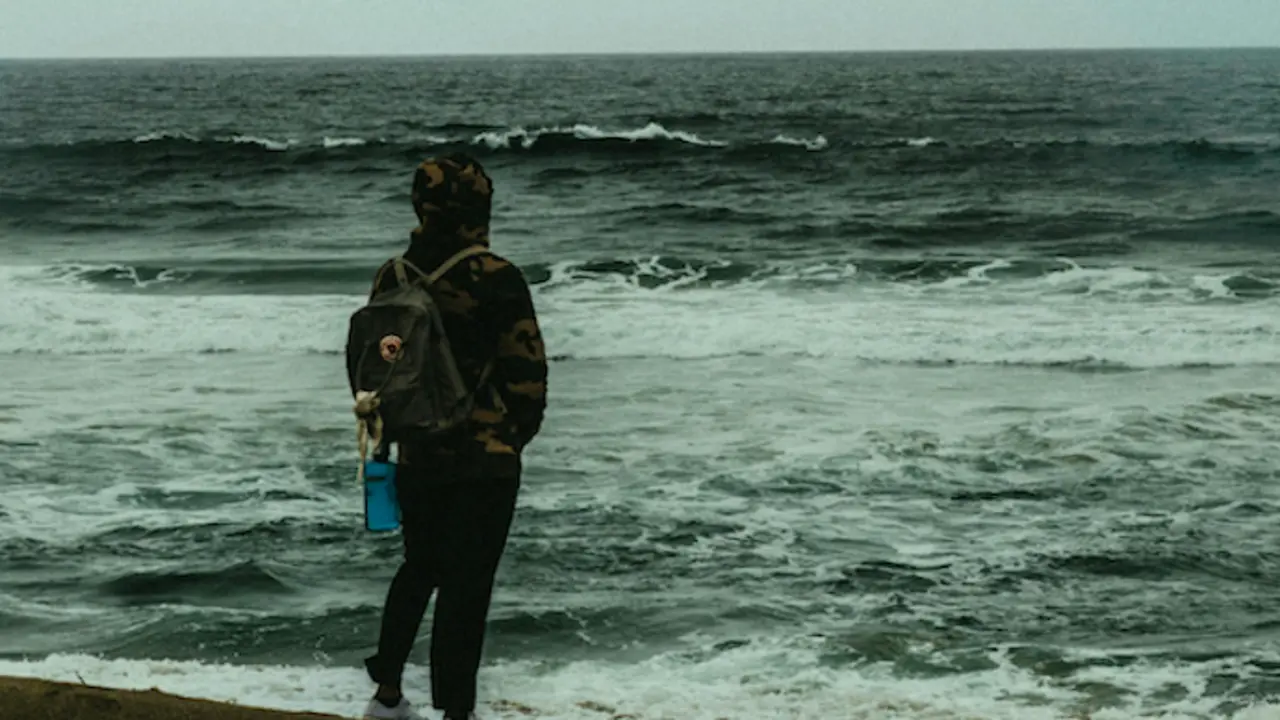 Una persona da un paseo por la playa. / A.E