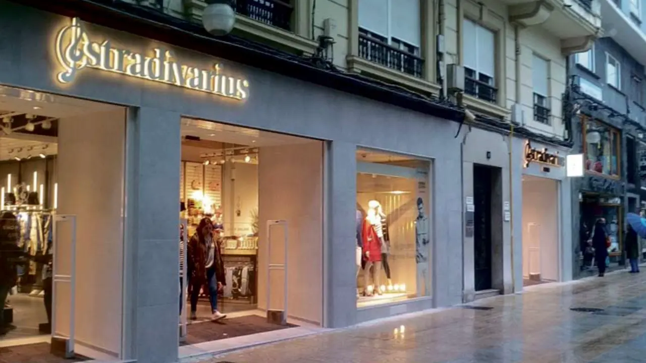 Stradivarius en Torrelavega, una tienda m&aacute;s que dice adi&oacute;s a la ciudad.