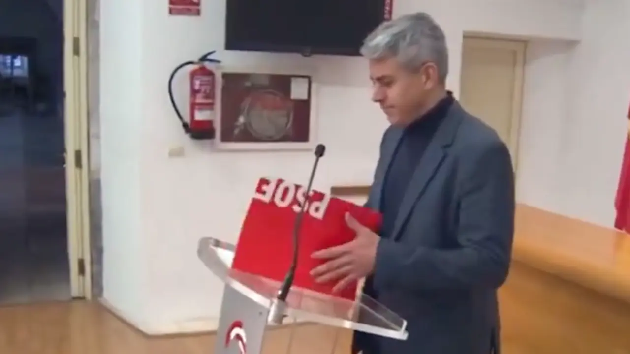 Pablo Zuloaga durante una de sus ruedas de prensa en el Parlamento c&aacute;ntabro. / X