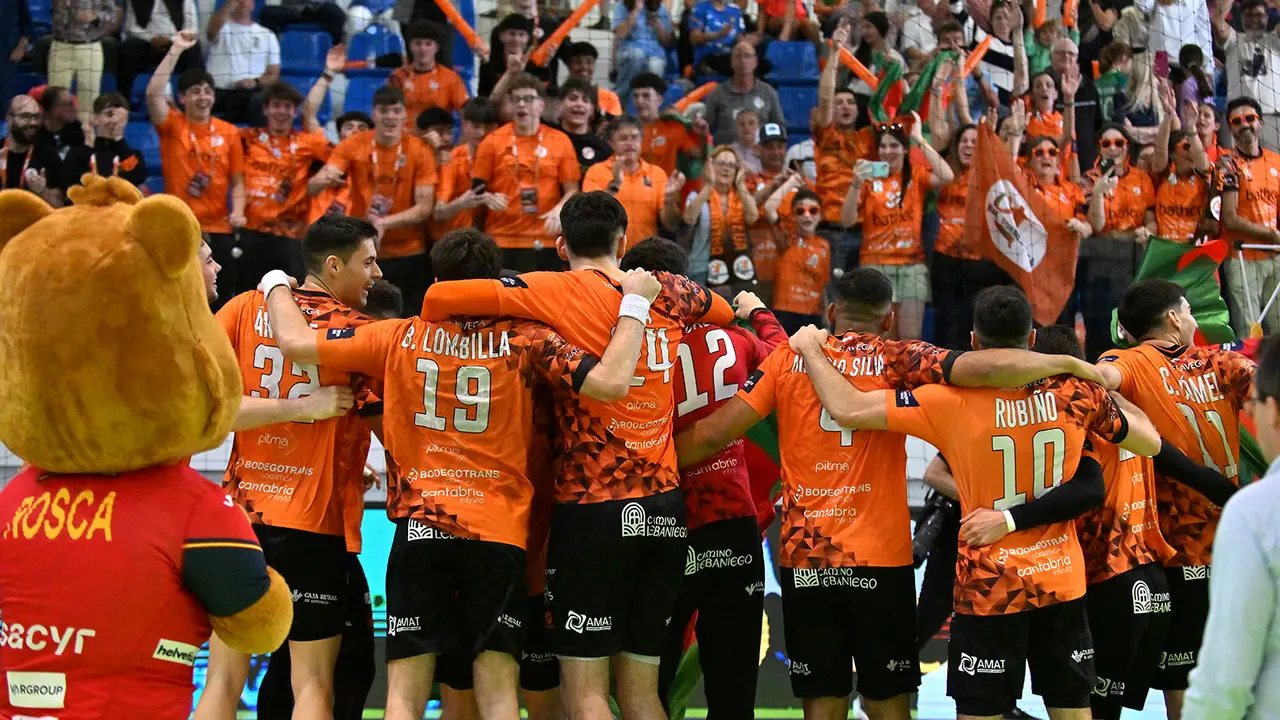 Los jugadores del Torrelavega junto a la afici&oacute;n. / JL Recio