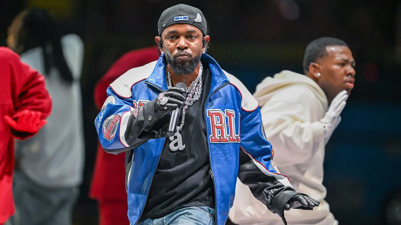 El rapero Kendrick Lamar actuando en el Super Bowl. / EP