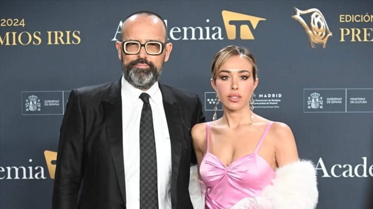 Risto Mejide y Grecia Castta posando en la alfombra roja de los Premios Iris 2024. / Jos&eacute; Oliva / Archivo