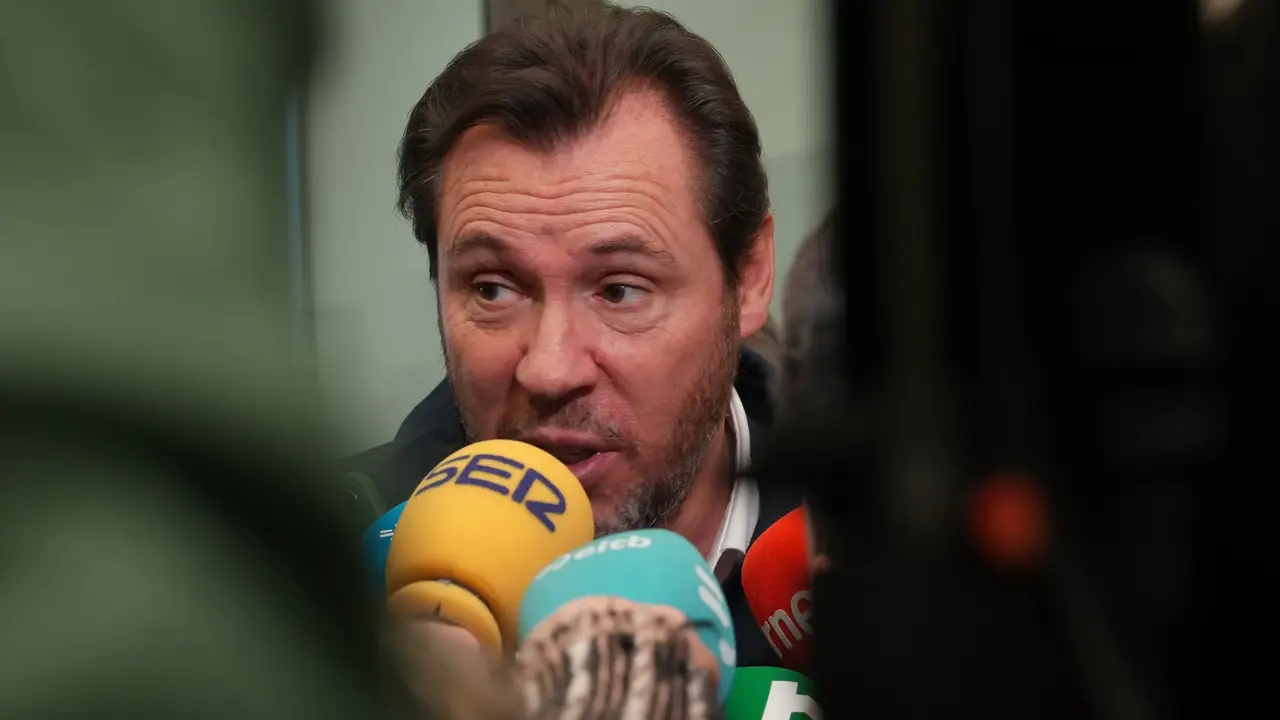 El ministro de Transportes y Movilidad Sostenible, &Oacute;scar Puente, atiende a los medios. / Unanue