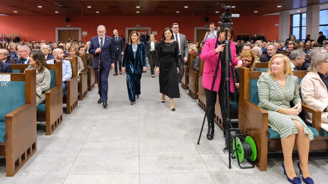 El rector saliente, &Aacute;ngel Pazos, la presidenta del Gobierno de Cantabria, Mar&iacute;a Jos&eacute; S&aacute;enz de Buruaga, y la nueva rectora del UC, Conchi L&oacute;pez. / A.E.