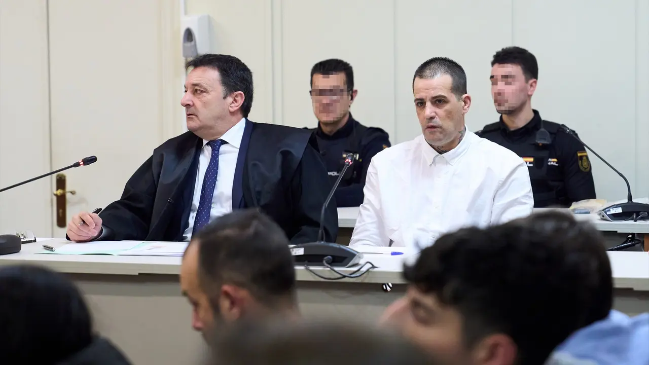 El acusado durante el juicio por matar a su pareja y beb&eacute; en Lia&ntilde;os de Villaescusa. / Juanma Serrano