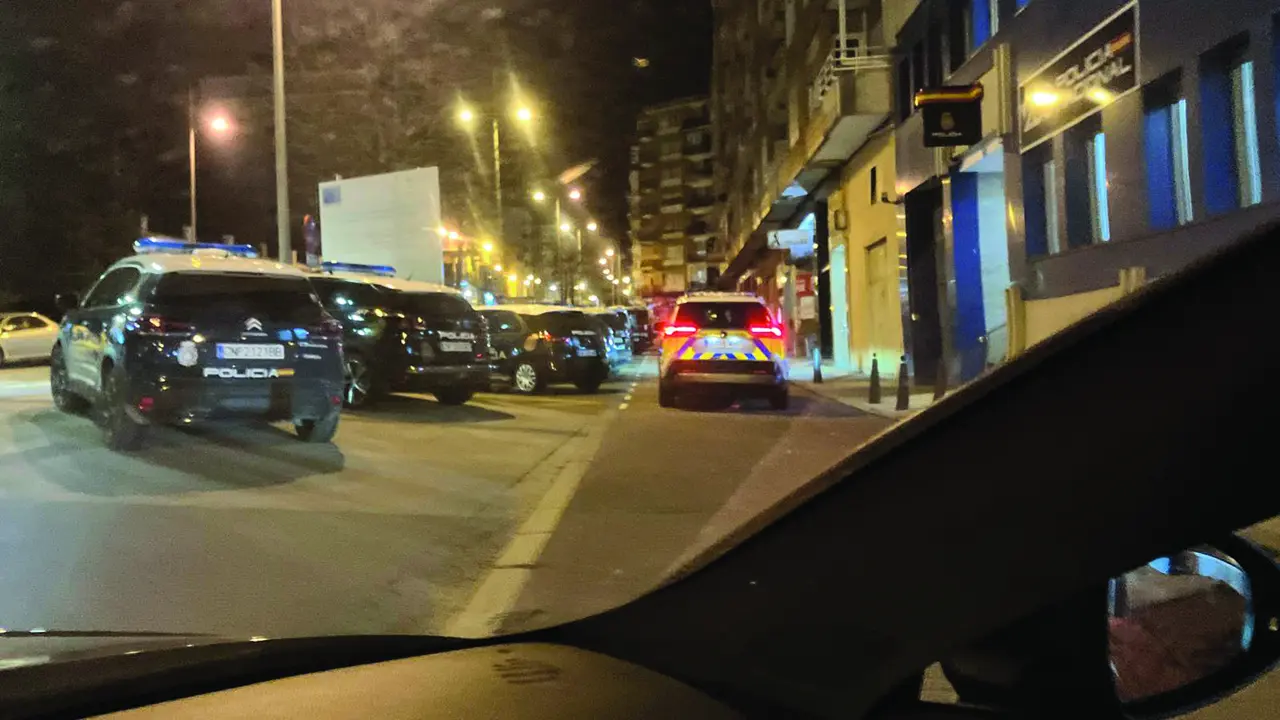 Coches de la Polic&iacute;a Nacional y de la Polic&iacute;a Local en Torrelavega. / A.E.