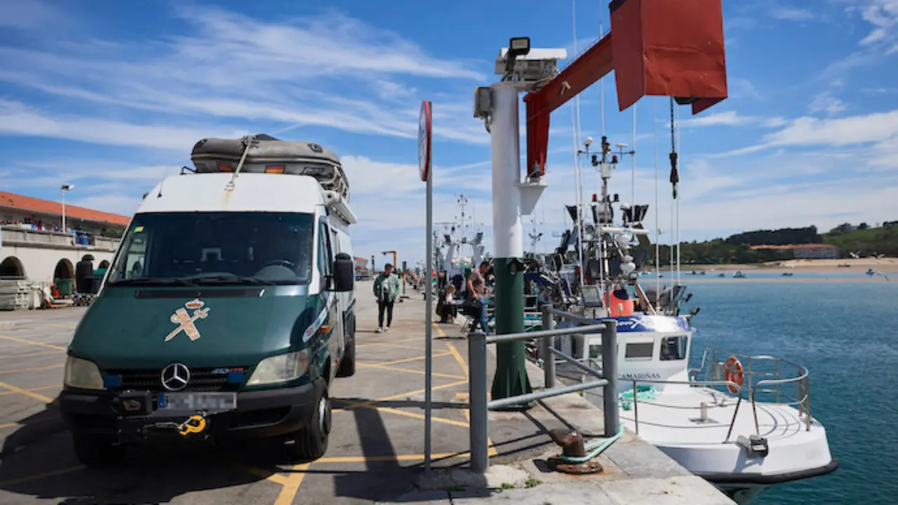 Un furg&oacute;n de la Guardia Civil al lado del barco gallego del que un pescador cay&oacute; al mar y se encuentra desaparecido, durante un dispositivo de b&uacute;squeda en el puerto de San Vicente de la Barquera, a 25 de abril de 2023, en San Vicente de la Barquera, Cantabria (Espa&ntilde;a). Salvamento Mar&iacute;timo ha activado a primera hora de hoy la b&uacute;squeda de un pescador de un barco gallego desaparecido al caer al mar a cinco millas al norte de San Vicente de la Barquera. El pescador se encontraba faenando a bordo del barco 'Novo Xoel', con base en Camari&ntilde;as (La Coru&ntilde;a) cuando cay&oacute; al agua. El hombre llevaba puesto el chaleco salvavidas y ropa de agua, de acuerdo con la informaci&oacute;n facilitada desde el pesquero del que era tripulante.
25 ABRIL 2023;MAR;SAN VICENTE DE LA BARQUERA;DISPOSITIVO;B&Uacute;SQUEDA;SALVAMENTO MAR&Iacute;TIMO
C&eacute;sar Ortiz / Europa Press
(Foto de ARCHIVO)
25/4/2023