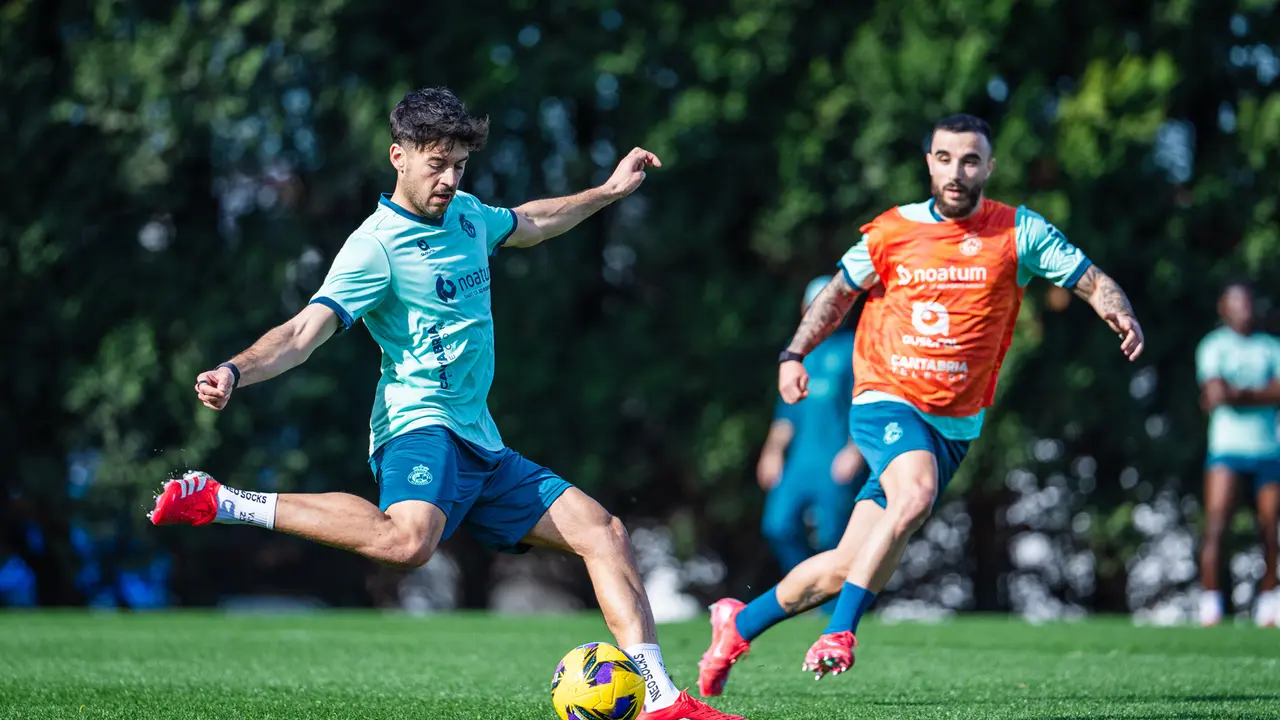 Rober Gonz&aacute;lez al fondo en un entrenamiento en La Albericia. / RRC