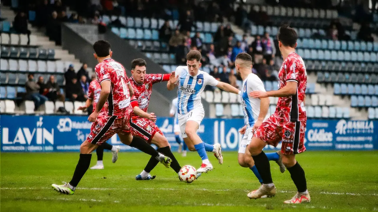 Diego Campo trata de irse de los jugadores del Guijuelo. / RSGT