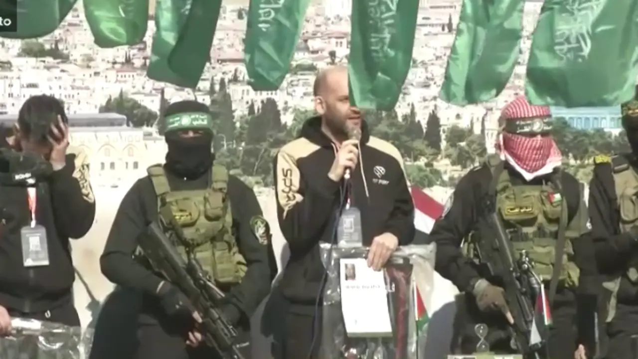 Milicianos de Hamas exhiben a un reh&eacute;n israel&iacute; liberado en un acto propagand&iacute;stico en Gaza.