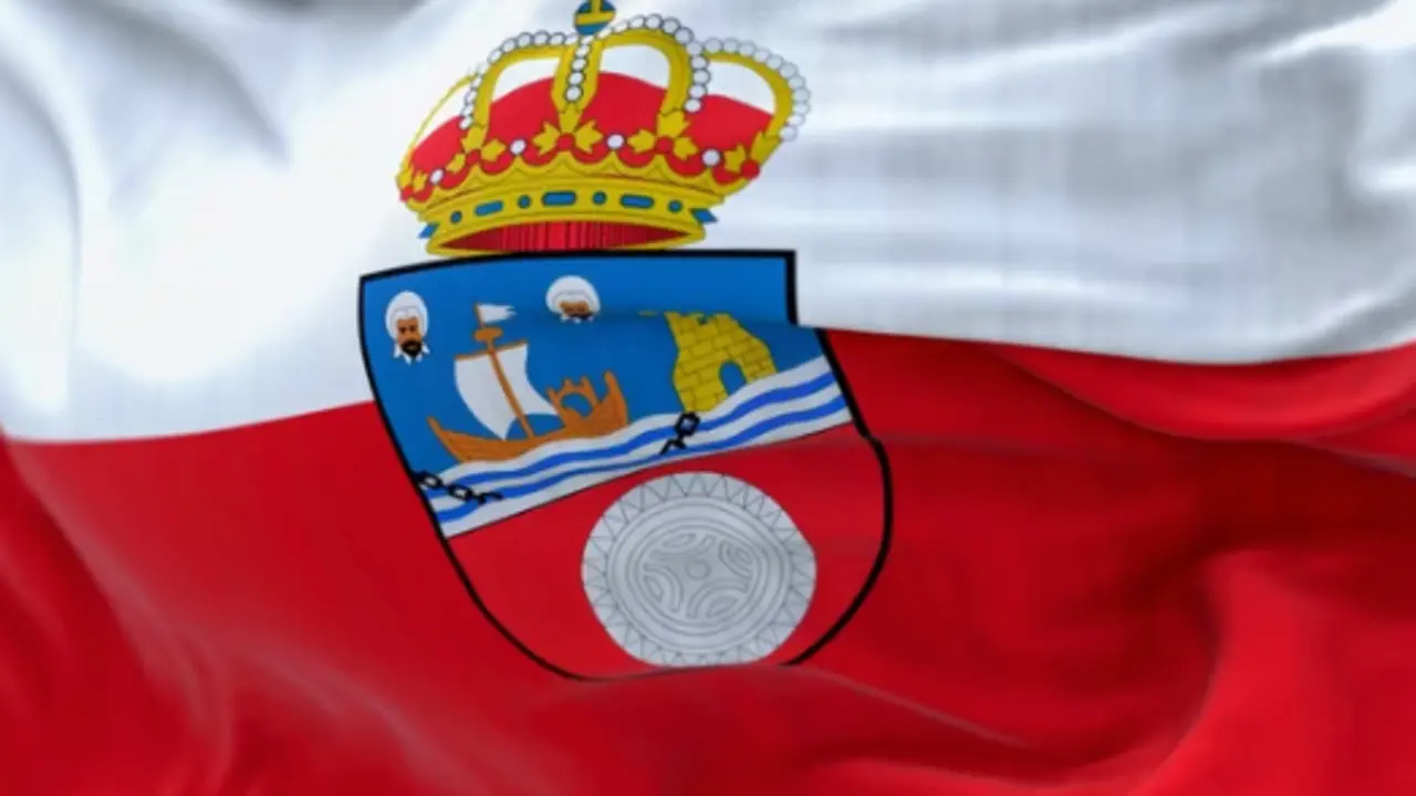 La bandera de Cantabria con el escudo en el centro. / A.S.