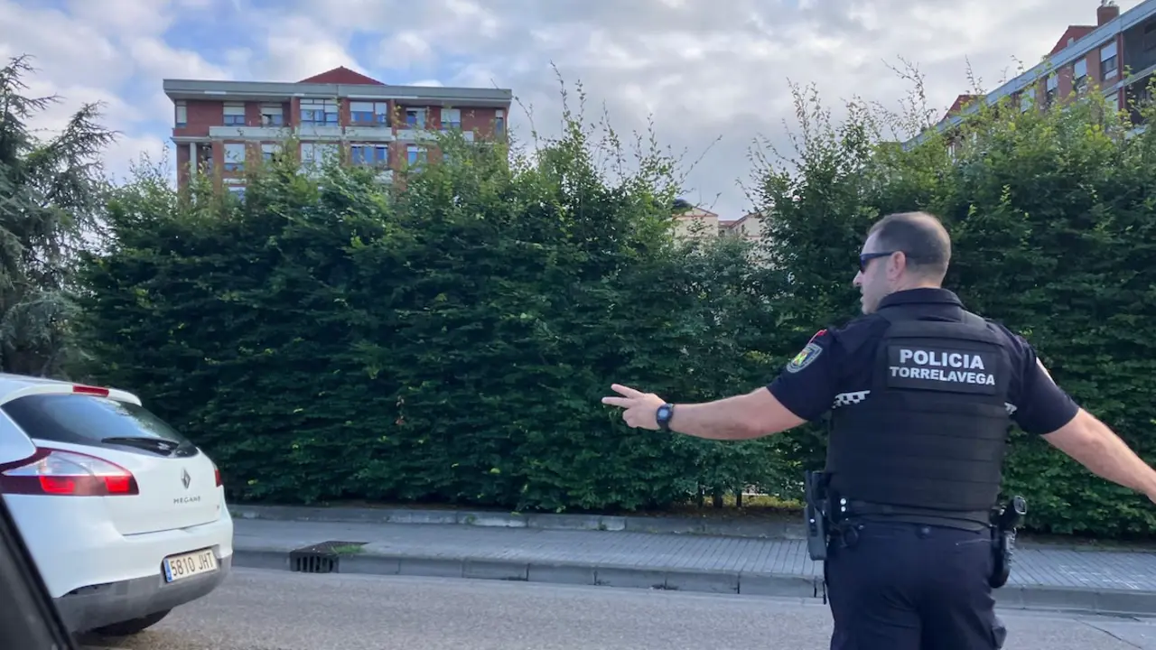 Agente de la Polic&iacute;a Local de Torrelavega dirigiendo el tr&aacute;fico en una v&iacute;a de la ciudad.