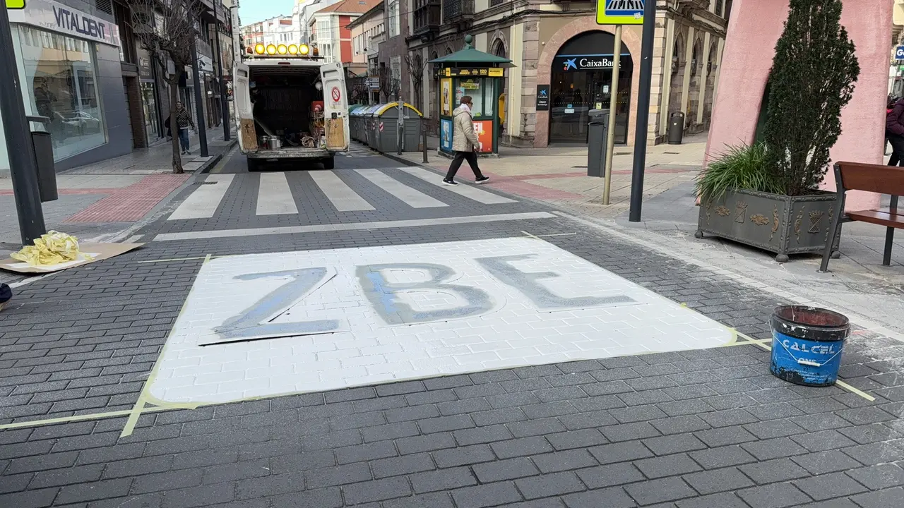 Operarios pintando el distintivo de ZBE en las calles de Torrelavega. / RRSS