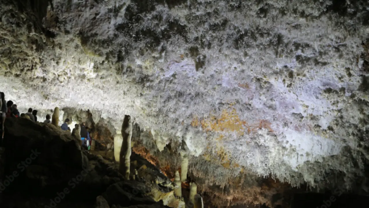Interior de la cueva de El Soplao. / A.S.