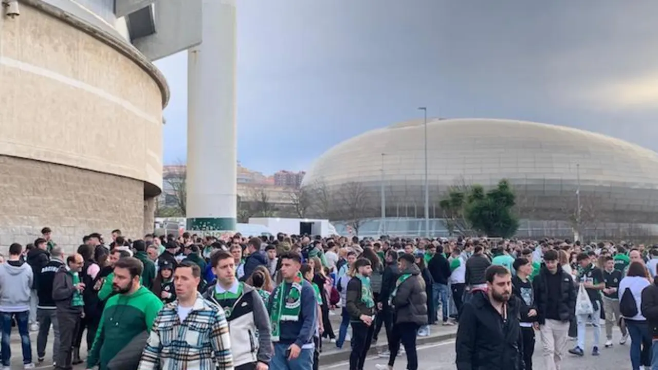 Varios aficionados a su llegada para ver el partido Racing-C&aacute;diz. / A.E