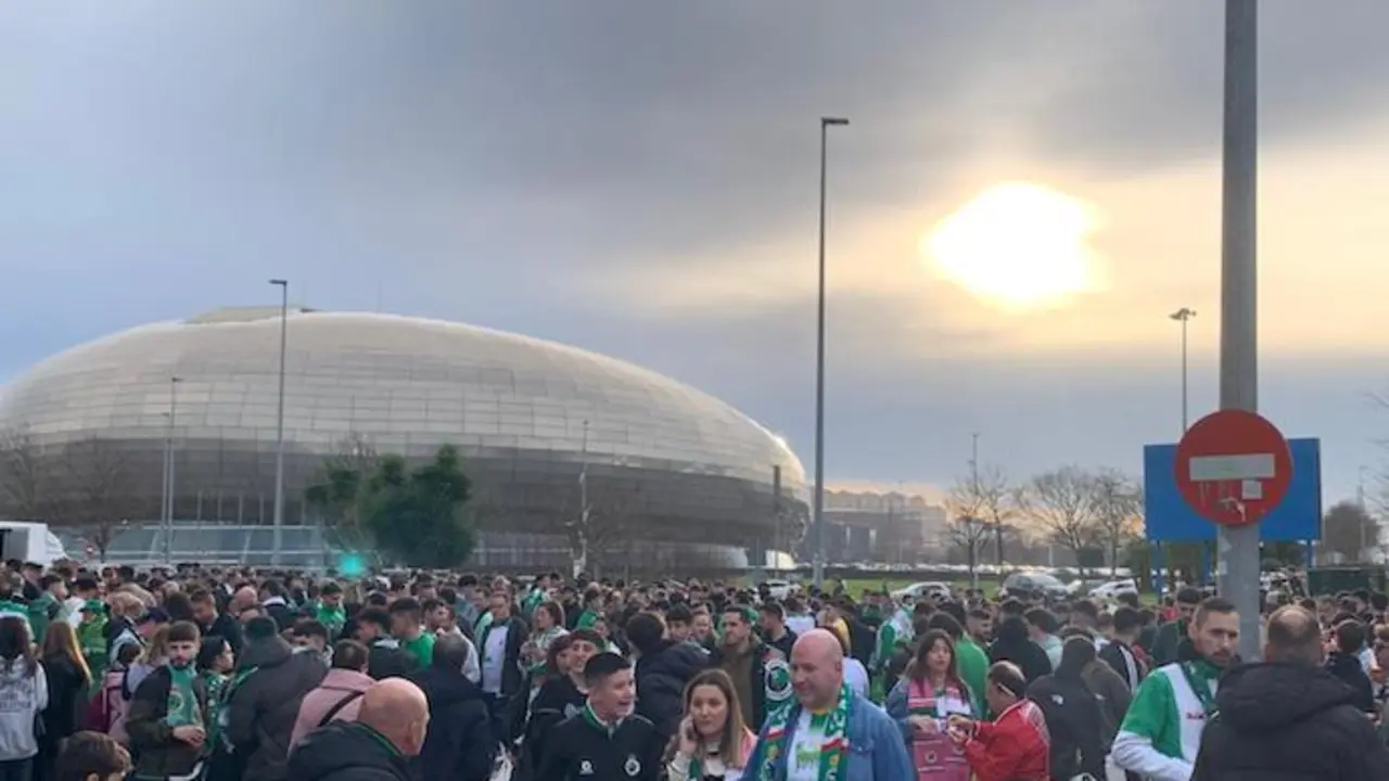 Los aficionados del Racing antes del partido. / A.E