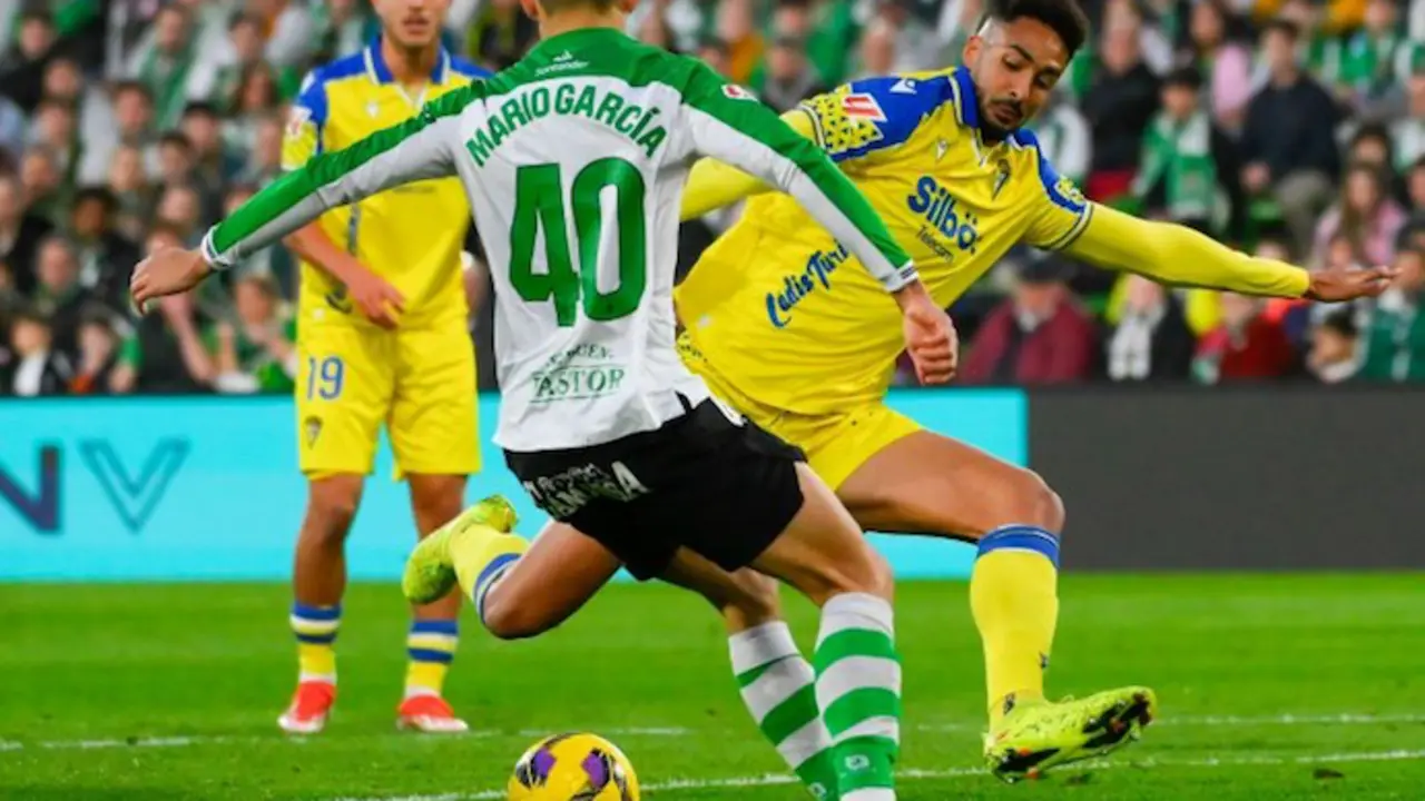 Mario Garc&iacute;a y un jugador del C&aacute;diz se disputan un bal&oacute;n. / l.h