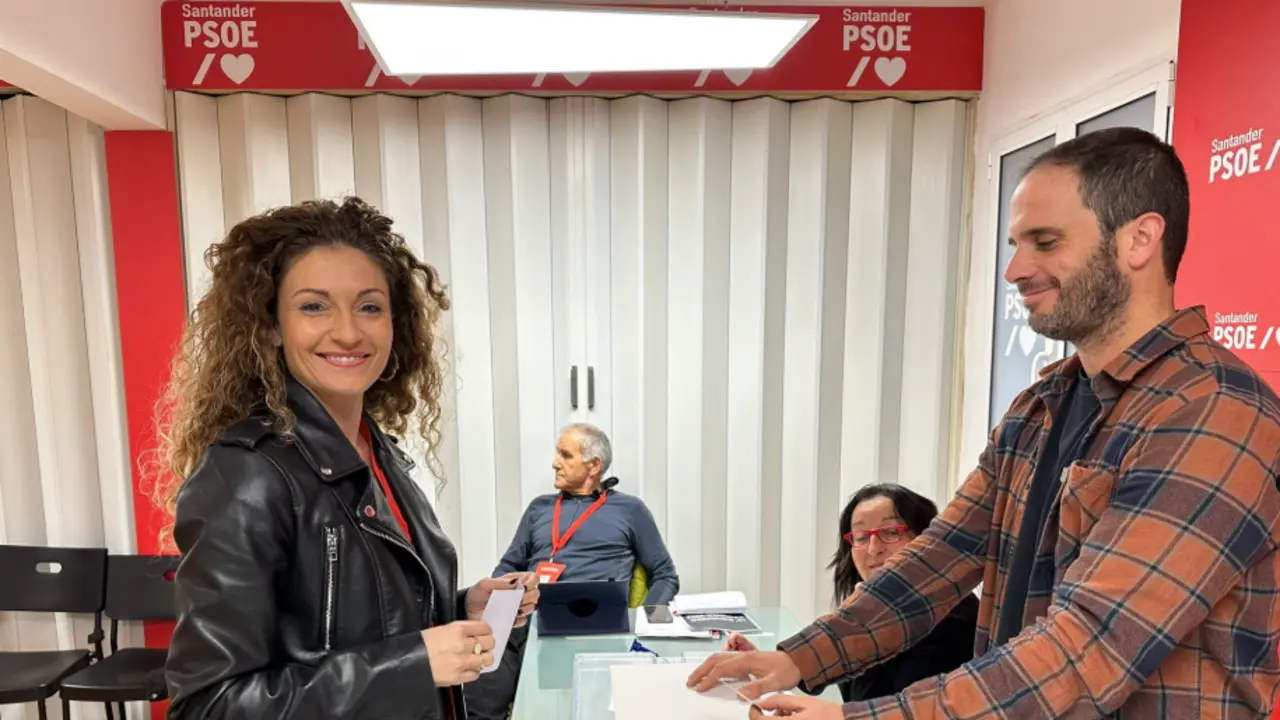 Una militante del PSOE deposita su voto en las primarias del partido en Santander, en una jornada clave para definir el liderazgo socialista en Cantabria.