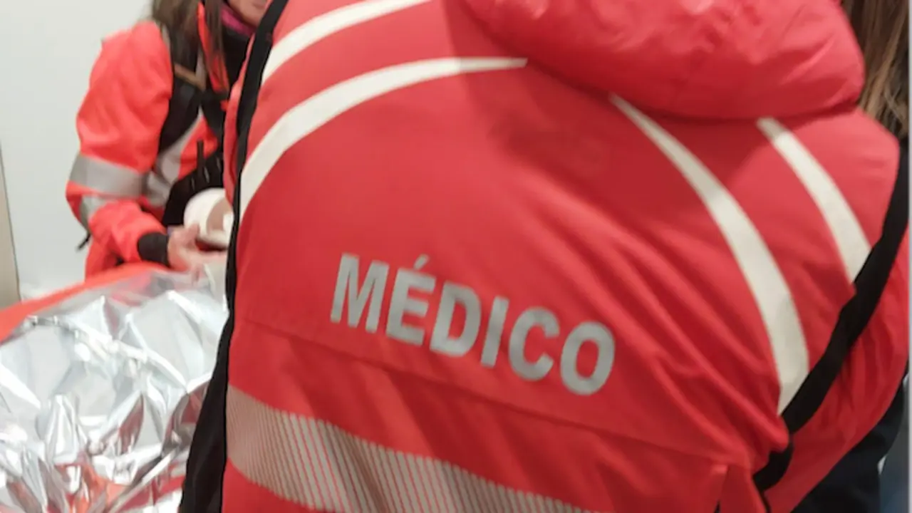El ni&ntilde;o es atendido por el servicio m&eacute;dico. / 112