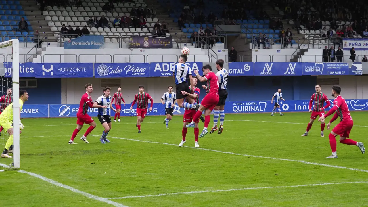 Partido disputado entre Avil&eacute;s y Gimn&aacute;stica. / Avil&eacute;s