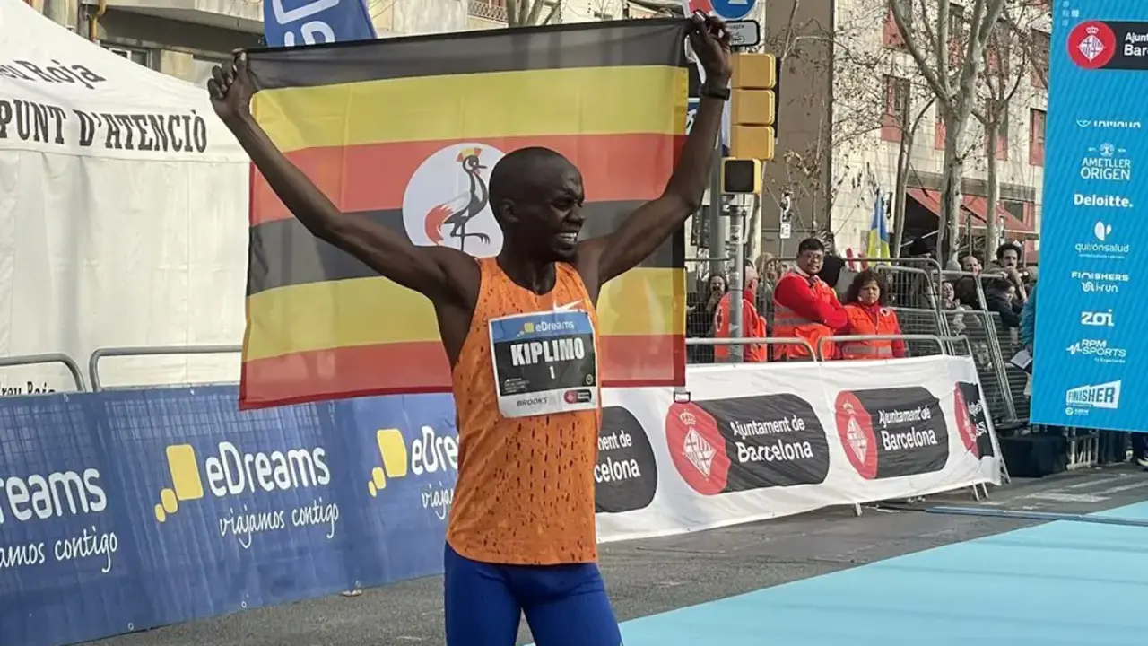 Jacob Kiplimo rompe el r&eacute;cord del mundo de media marat&oacute;n. / X