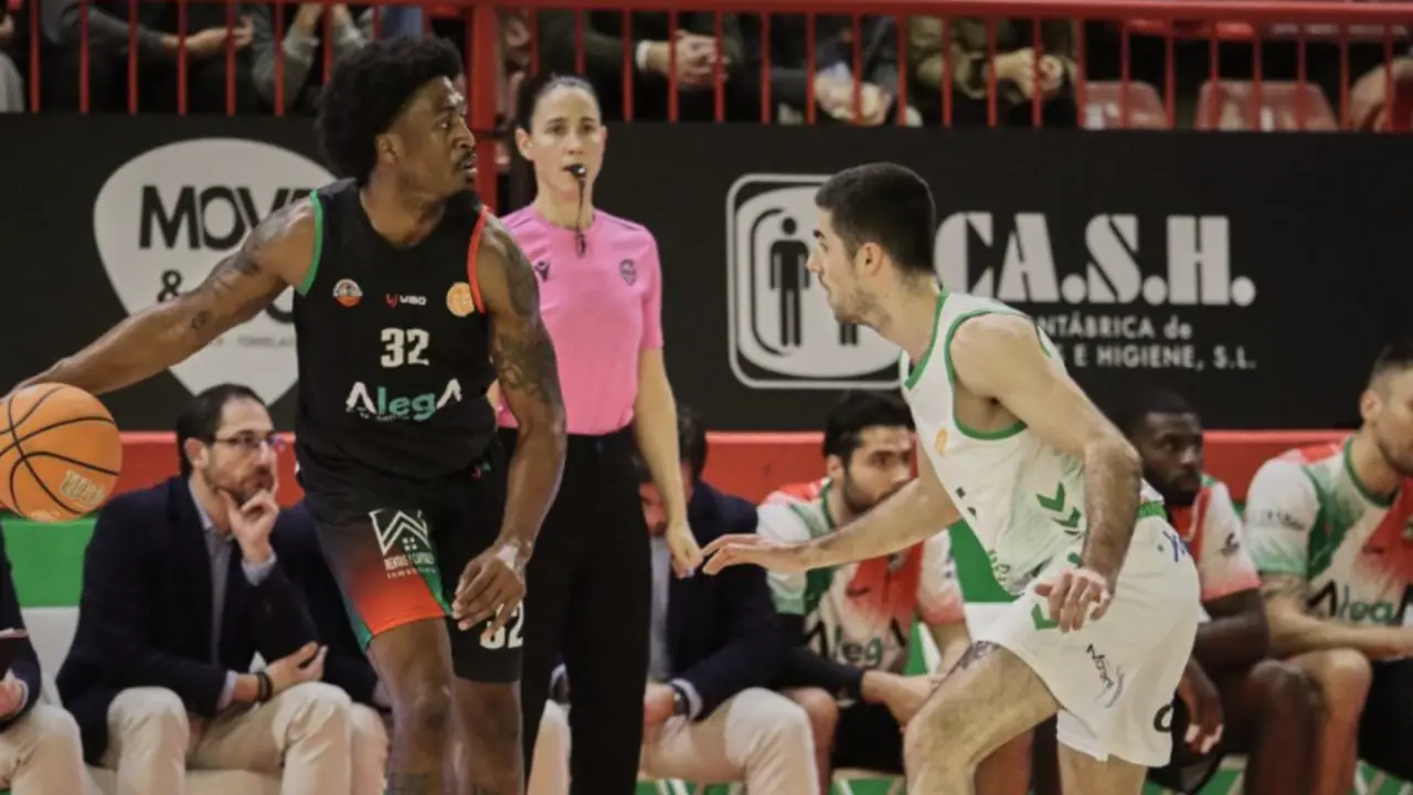 Partido de ayer entre el Cantabria y Amics Castell&oacute;. / Ricardo Corpas
