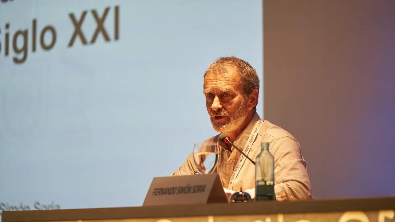 Fernando Sim&oacute;n durante una charla. / Vicente Vidal