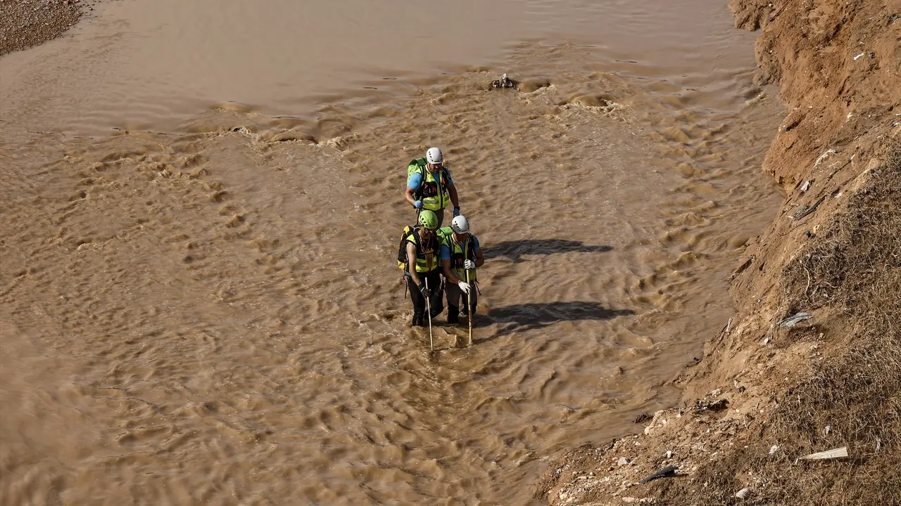 Agentes de la Guardia Civil buscan v&iacute;ctimas en una zona afectada por la DANA, en el barranco del Poyo. / Rober Solsona