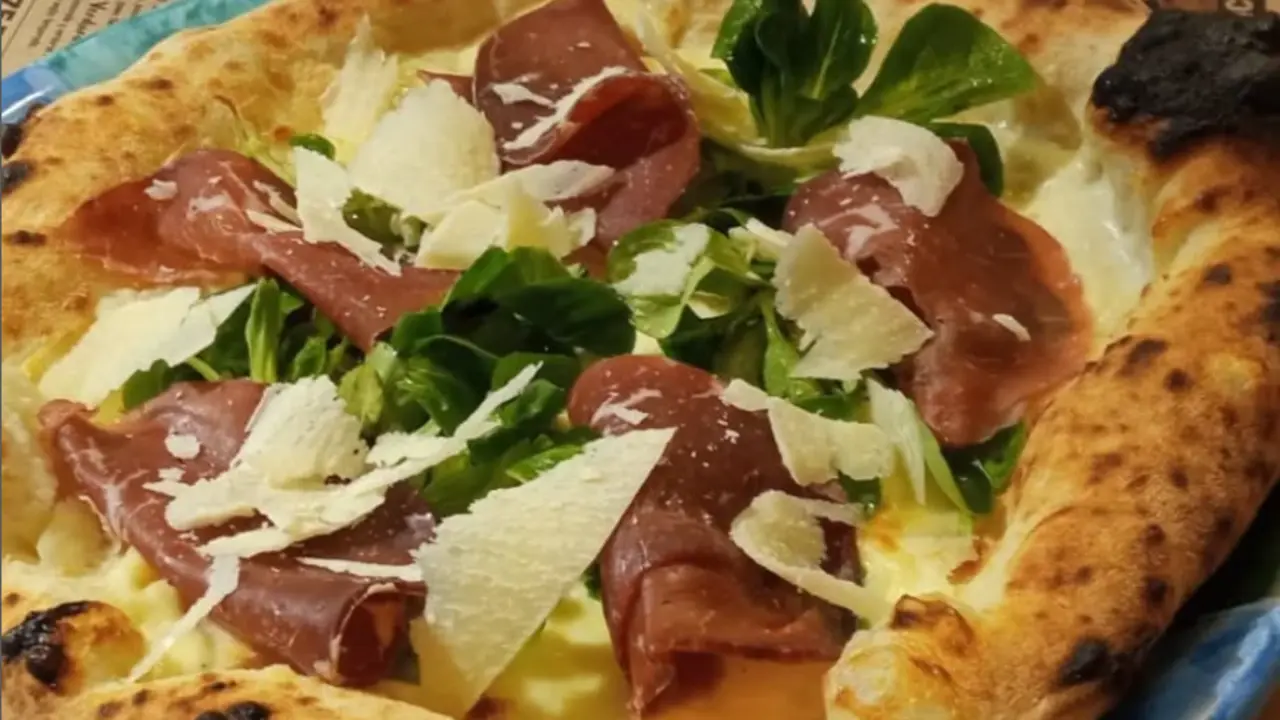 Una de las pizzas que triunfan del local. / Pizzer&iacute;a Per Tutti