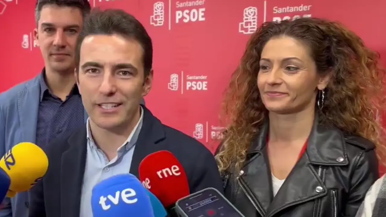 Rueda de prensa del PSOE en Santander, donde el ganador de las primarias ofrece declaraciones a los medios, acompa&ntilde;ado de su equipo.