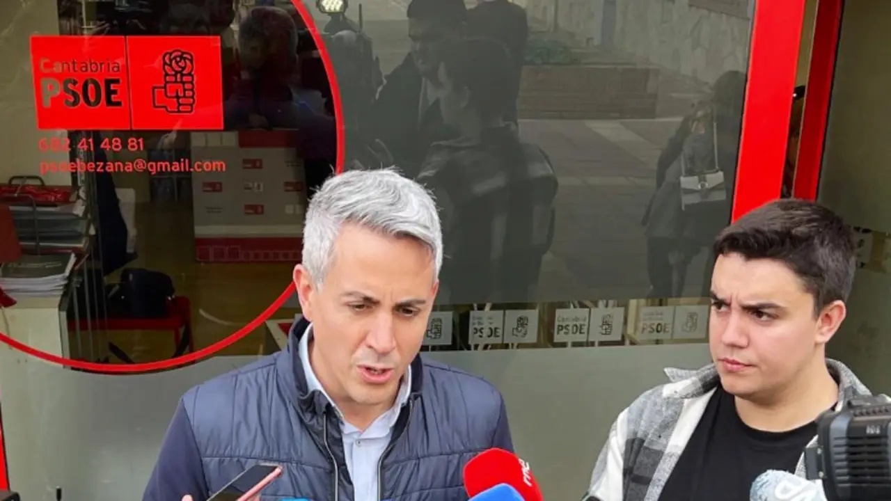Pablo Zuloaga atiende a los medios tras votar en las primarias del PSOE de Cantabria, a las puertas de la sede socialista en Bezana. / X