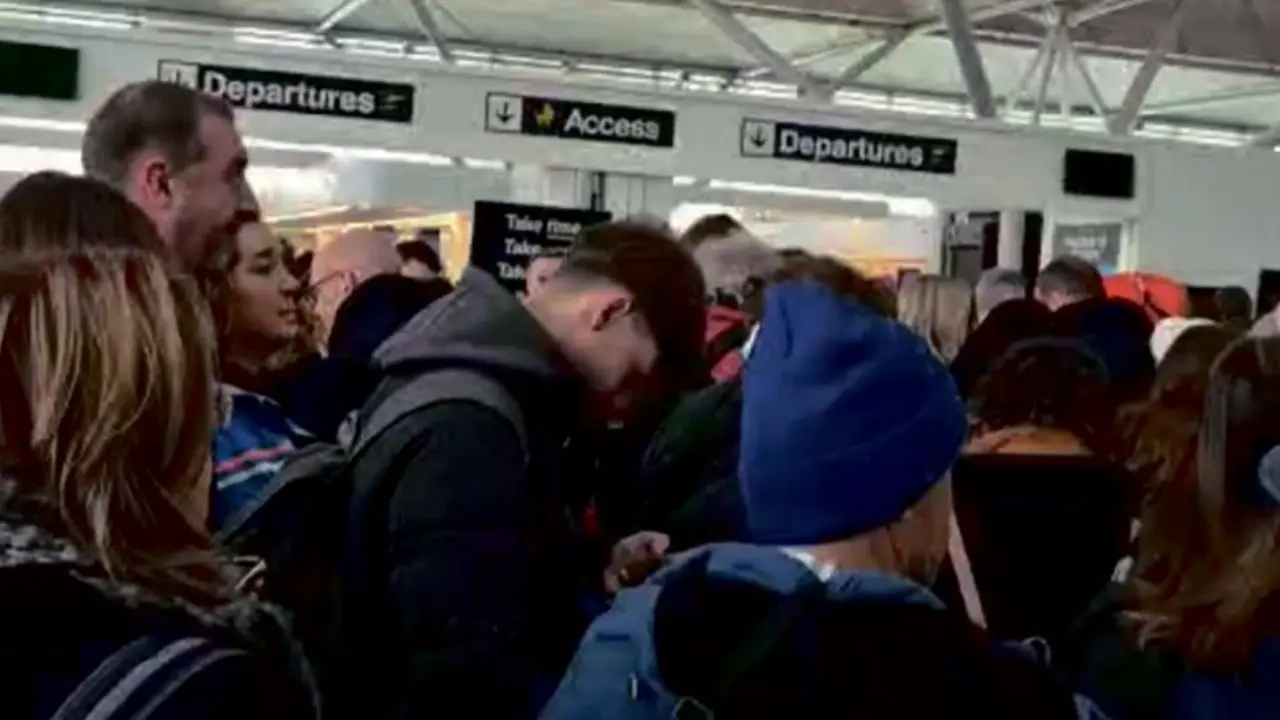 Los alumnos quedaron varados en el aeropuerto durante horas. / ALERTA