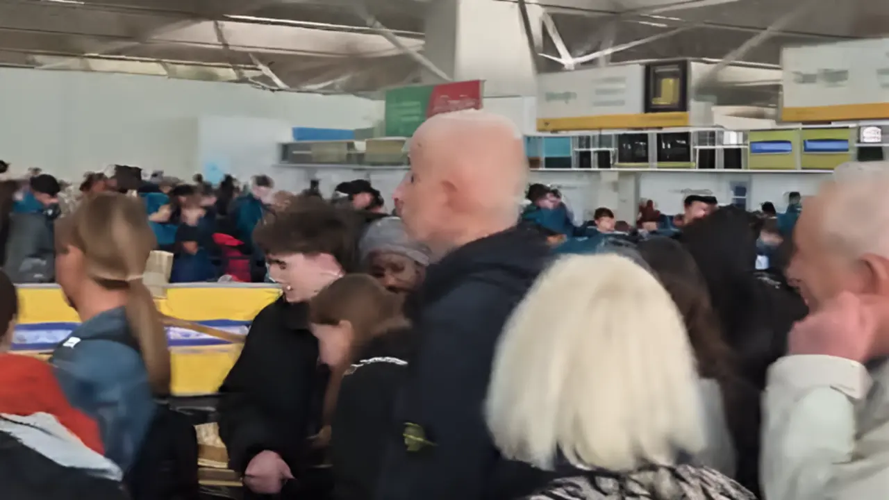 Un grupo de alumnos del IES Leonardo Torres Quevedo qued&oacute; varado en el aeropuerto de Londres-Stansted tras perder su vuelo de regreso a Espa&ntilde;a.