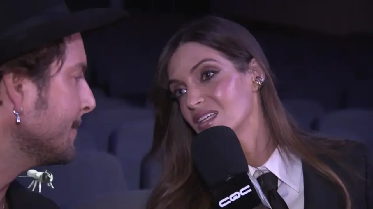 Sara Carbonero entrevista a Manuel Carrasco en un concierto. / Telecinco