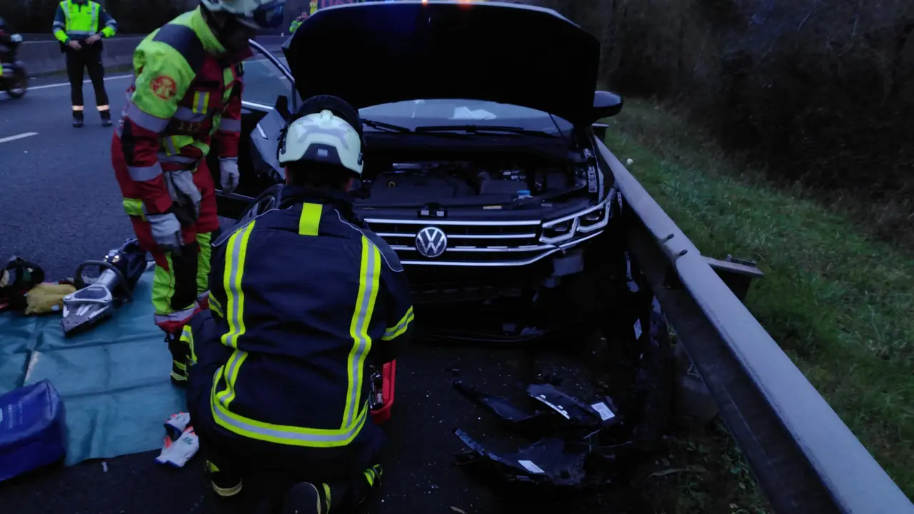 Los efectivos de emergencias act&uacute;an en el lugar del incidente. / 112