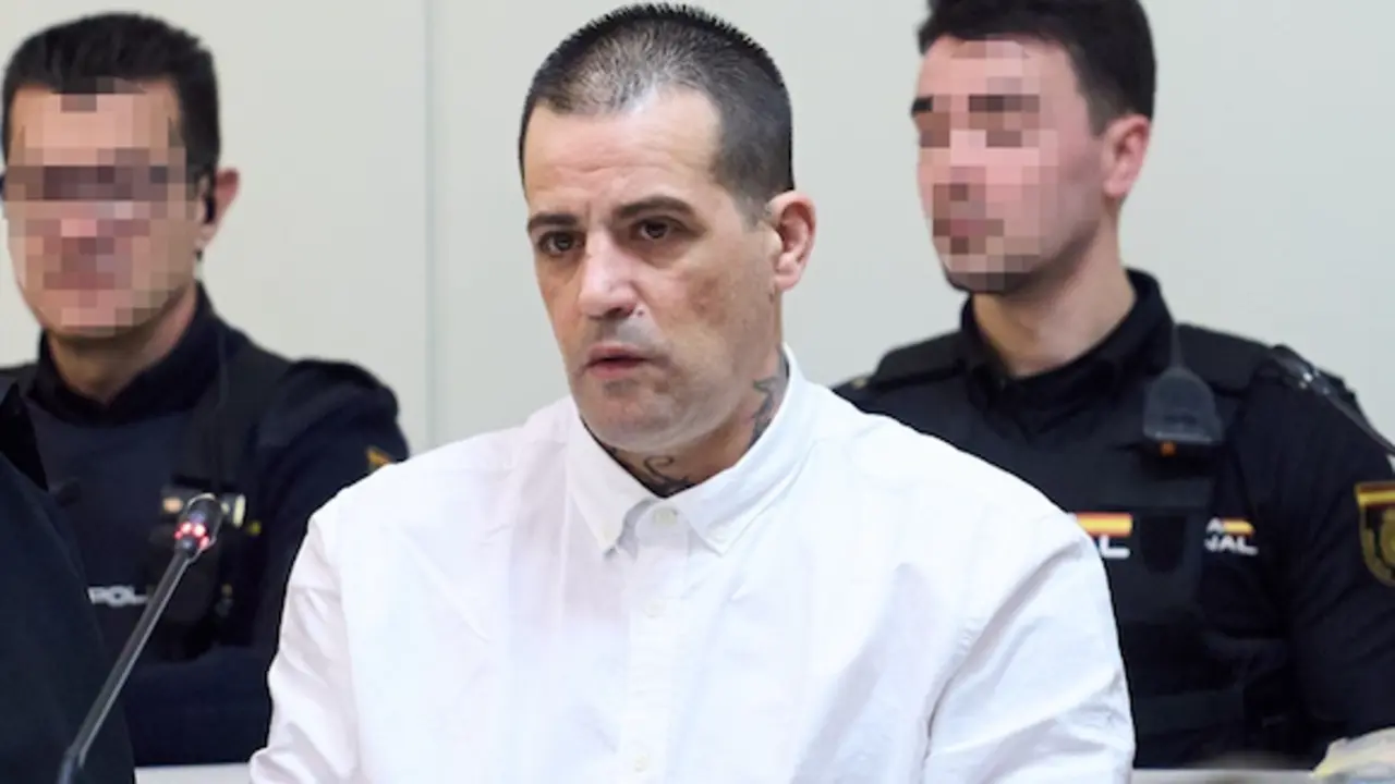 El acusado durante el juicio por matar a su pareja y beb&eacute; en Lia&ntilde;o. / Juanma Serrano