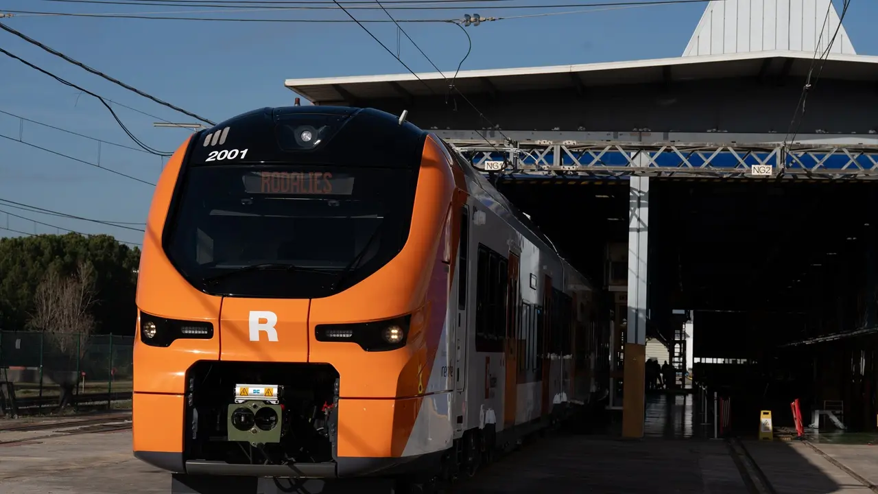 Un nuevo tren de Rodalies en la f&aacute;brica de Alstom. / David Zorrakino