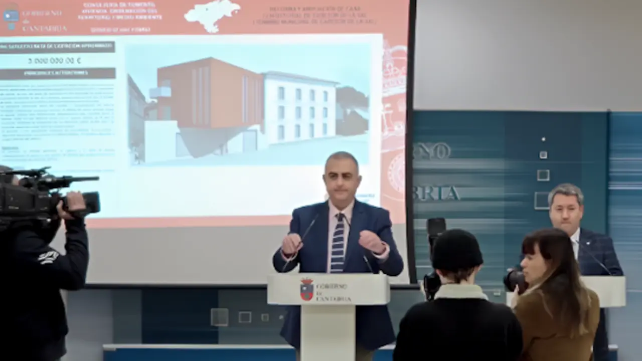 El consejero de Fomento, Roberto Media, y el alcalde de Cabez&oacute;n de la Sal, &Oacute;scar L&oacute;pez, presentan el proyecto de construcci&oacute;n del nuevo Ayuntamiento del municipio, con una inversi&oacute;n de 3 millones de euros financiados por el Gobierno de Cantabria. / ALERTA