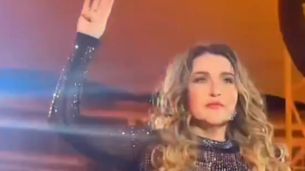 La cantante, Alicia Villarreal haciendo el gesto con las manos. / X