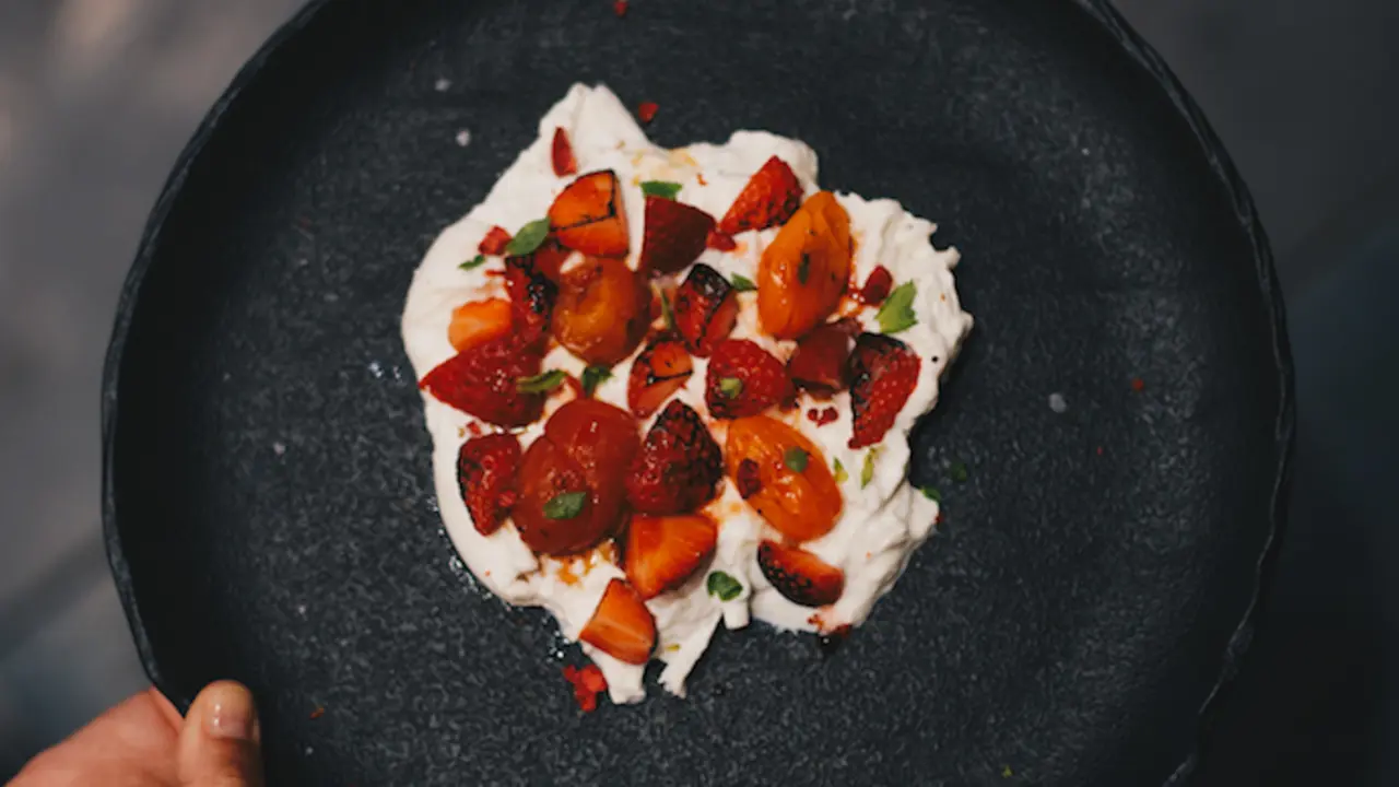 Burrata de Puglia con fresas tostadas y albahaca del restaurante. / FB