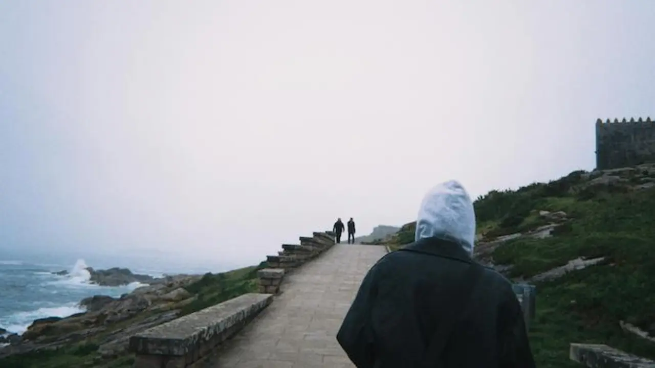 Una persona da un paseo un d&iacute;a nublado. / A.E