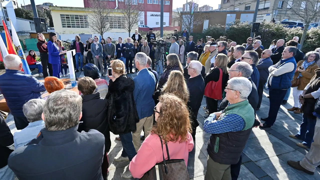 Gema Igual interviene en el acto celebrado en recuerdo de las v&iacute;ctimas del atentado perpetrado por ETA en el barrio de La Albericia, en Santander. / A.E.