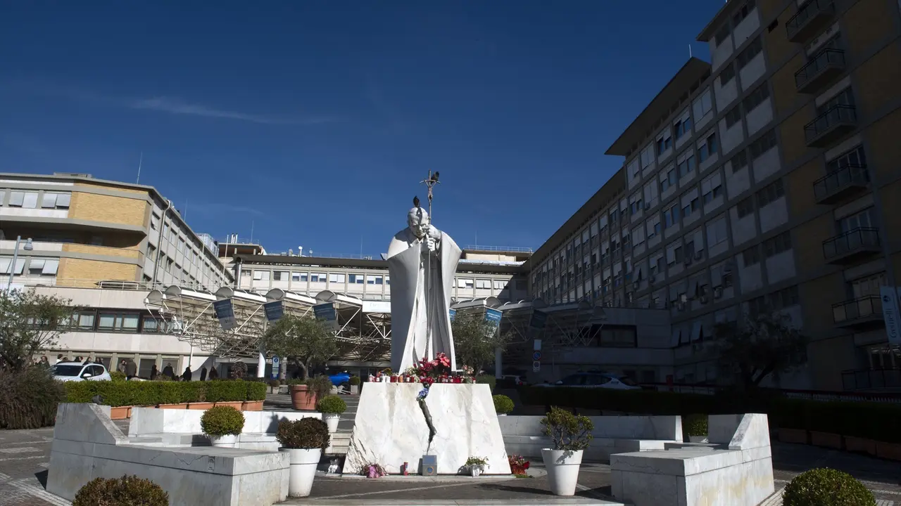 Una estatua de Juan Pablo II en las afueras del hospital Gemelli, donde se encuentra ingresado Francisco. / ALESSIA GIULIANI