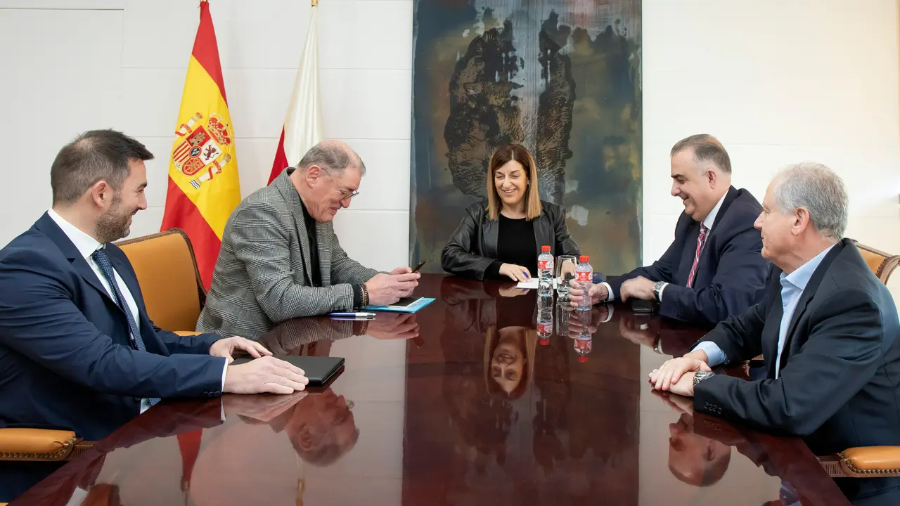 La presidenta de Cantabria, Mar&iacute;a Jos&eacute; S&aacute;enz de Buruaga, recibe al nuevo director del Solvay. / A.E.