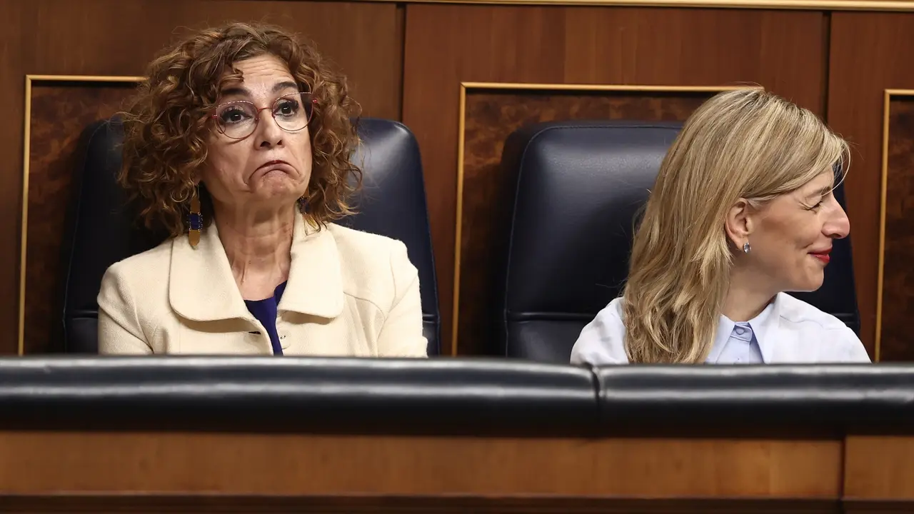 (I-D) La vicepresidenta primera y ministra de Hacienda, Mar&iacute;a Jes&uacute;s Montero, y la vicepresidenta segunda y ministra de Trabajo y Econom&iacute;a Social, Yolanda D&iacute;az, durante un pleno. / Eduardo Parra / EP
