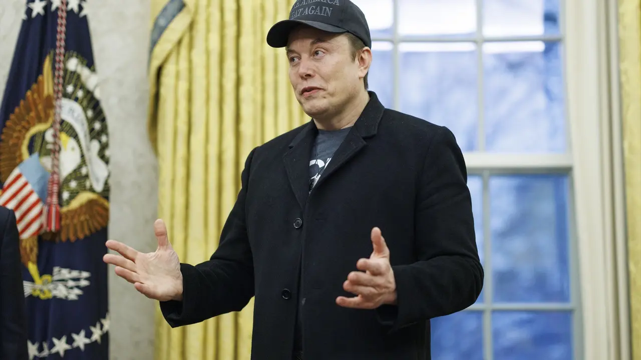 Elon Musk durante una reuni&oacute;n con Donald Trump. / Aaron Schwartz