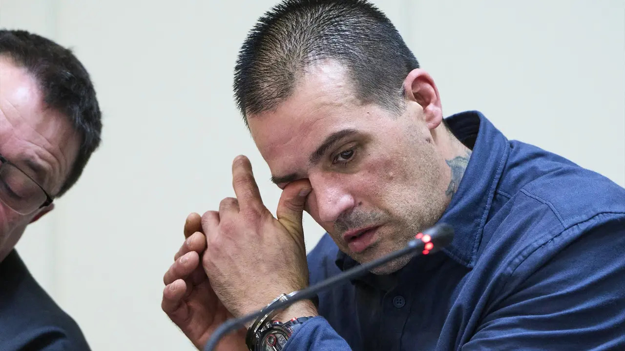 El acusado durante el juicio por matar a su pareja y beb&eacute; en Lia&ntilde;o. / C&eacute;sar Ortiz
