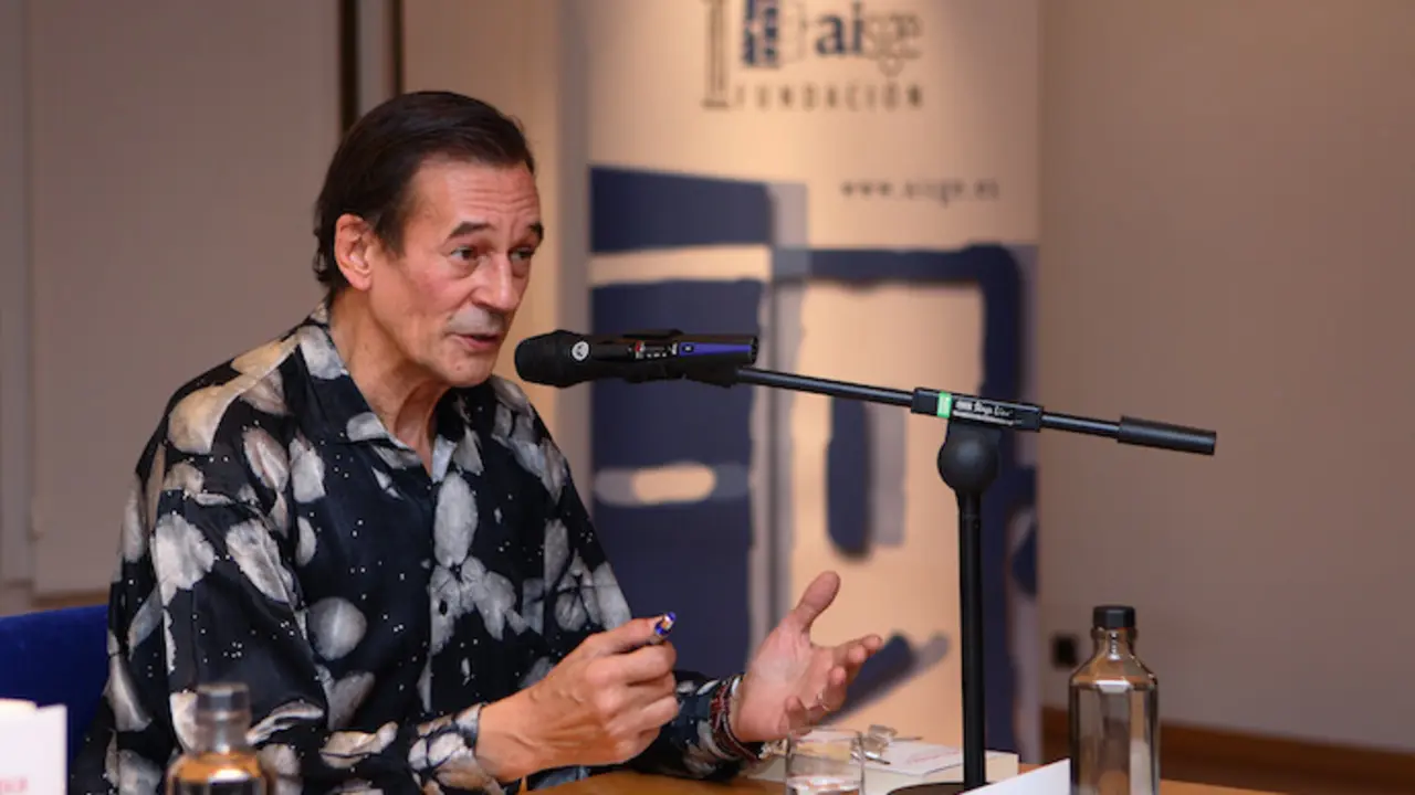 Tony Isbert durante una conferencia en la Fundaci&oacute;n Aisge, compartiendo reflexiones sobre su carrera y el mundo del cine.